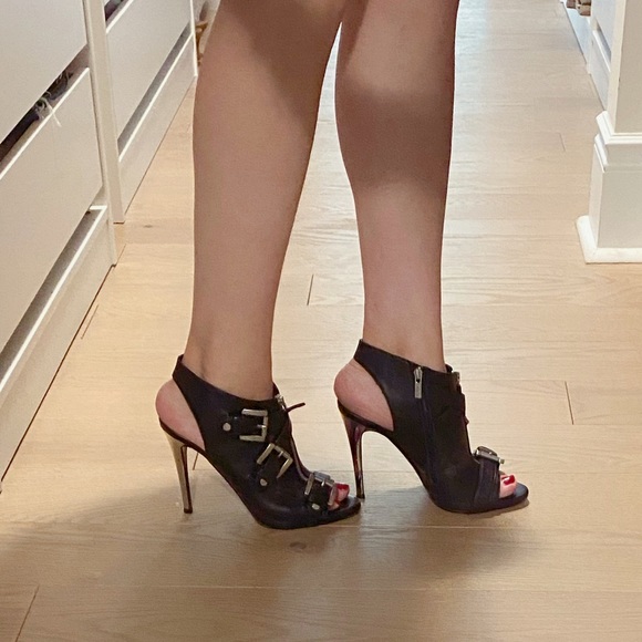 Le Silla Front Zipper Sandals - Picture 6 of 6